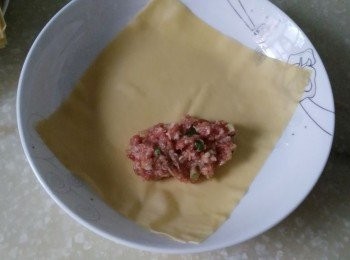 step3: 取壹張百葉皮，對角擺放，再放入適量肉餡。