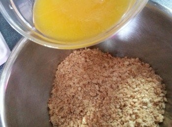 step2: 再將50g牛油用熱水座溶成液體,倒入消化餅碎內伴勻