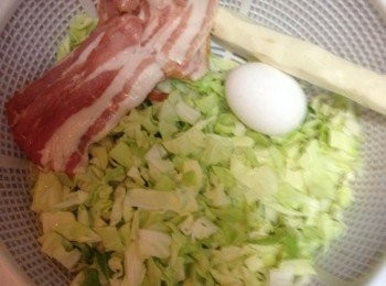 step1: 低筋麵份及幼鹽過後, 加埋磨成沫泥的淮山, 然後加入水用手動打蛋器將所有粉類拌均及麵糊濃度程可流動但杰身為止。