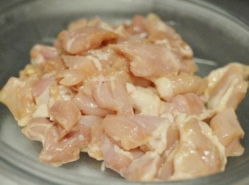 step1: 雞肉切丁（像手指頭般大），用<span class="group_2">醃料</span>醃30分鐘