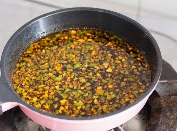 step4: 調到慢火，倒入已拌勻的<span class="group_2">醬汁材料</span>，拌勻煮至糖溶即可關火（不用煮滾），醬汁稍涼後倒上皮蛋即成