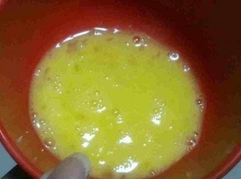step2: 打蛋，拌勻，可落少許鹽調味。加相同份量的凍滾水，可用蛋殼去量，一隻蛋就量4次半個蛋殼的水，拌勻。