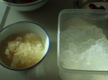 step2: 開中火加熱水，水未煮開時已可加入全部材料