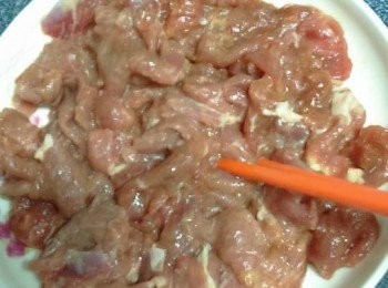 step2: 買新鮮牛肉的時候叫檔主帮手切片，
將牛肉洗淨瀝乾水，
將糖、生抽、粟粉加入牛肉中撈勻，
再加生油撈勻，醃20分鐘