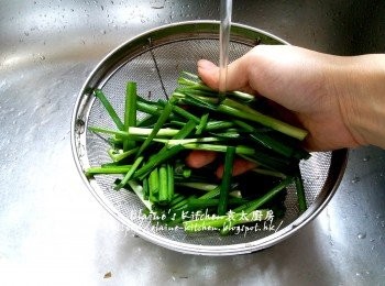 step1: 韭菜處理好再切段 , 乾蔥頭去衣切片 , 韭菜段洗淨用水沖洗及瀝乾