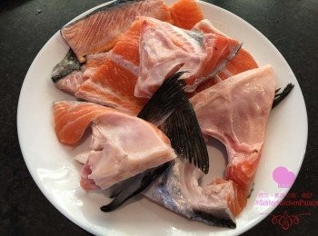 step1: 三文魚骨沖洗乾淨，用廚房紙印乾