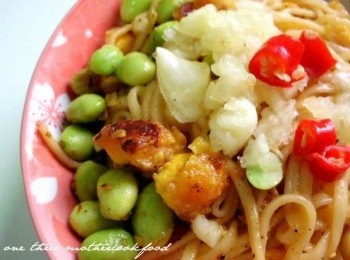 step5: 起鍋後淋上少許香油，加入<span class="group_1">配料</span>快速拌即可食用! 因為我愛吃生蒜頭XD 所以直接把蒜頭末撒上麵上方 依個人喜好去做調味哦