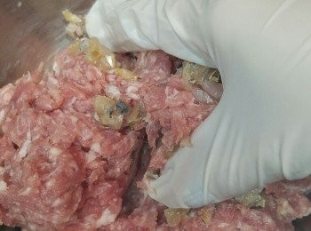 step1: 先剁碎梅頭肉，加入【<span class="group_2">醃肉</span>料】醃 15分鐘。馬友咸魚拆肉成細粒，拌入肉飯中，用手撈好。