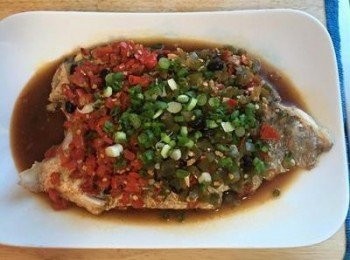 step11: 將蒸好的魚移到盤中，撒上蔥花，澆上熱香油即可。