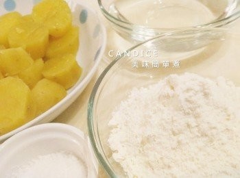step1: 預備<span class="group_1">食材</span>：蒸熟蕃薯、水、中筋麵粉、鹽巴。