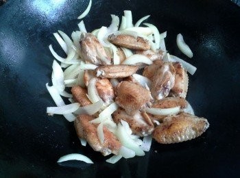 step4: 將洋蔥回鑊，與<a href="https://bit.ly/3zHU5V3" target="_blank" data-keyword="雞翼" class="guide-link"><strong>雞翼</strong></a> <span style="display:inline-block;vertical-align:middle;margin-top:-3px;color:initial;border-radius:3px;padding:2px 3px;font-size:12px;line-height:14px;background:#87d300;color:#fff;">即買</span> 炒勻。