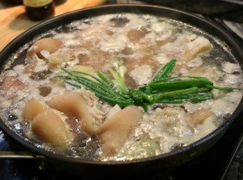 step1: 將買回來的豬手塊洗淨。燒開一鍋水，放入幾片薑和蔥，把豬手放進去煮10-15 分鐘，把血沫煮出來，去除腥味。