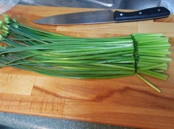 step1: 韭菜花切走尾部，再切段備用