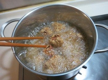 step3: 油溫約150-160度.炸8分(看排骨大小).放入油鍋別急著翻動 .稍等定型.再去翻動.不然皮會分開就不好吃啦