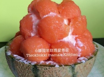 step5: 做好哈蜜瓜塔後可以淋上煉奶，