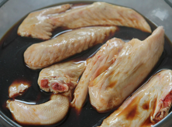 step3: 調好的<span class="group_3">鹵水</span>倒入鴨翼醃製半小時左右。