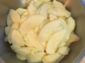 step2: 蘋果去皮、去梗和籽後切薄片備用。