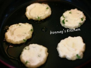 step7: 下油, 熱鍋, 將適量薯蓉放入煎至二面金黃, 

喜歡辣的, 可將辣椒放在面上同煎