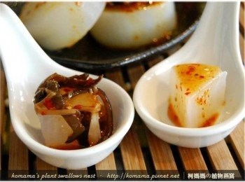 step4: 享用時，可將蘿蔔與青檸酸辣黑菇醬一同入口品味。