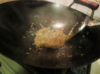 step2: 將去殼蝦米，蒜頭，蔥頭仔，紅辣椒利用攪拌機攪碎待用。
取出鍋加入2大匙食油，下鍋慢火爆香。