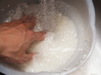 step2: 接下來把米拿到水龍頭下掏洗3~4次(直到水不再混濁)，接著瀝乾備用。