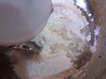step2: 取出一個較深的碗，把檽米粉和白砂糖倒入，然後加入食水65g。