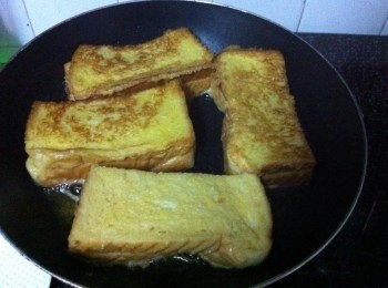 step4: 取出平底鍋，加入多一點點牛油，包入餡料的麵包充分沾上蛋汁，即可下鍋。