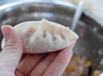 step3: 將兩邊對摺，但不要黏著，然後先從右邊打3 至4摺