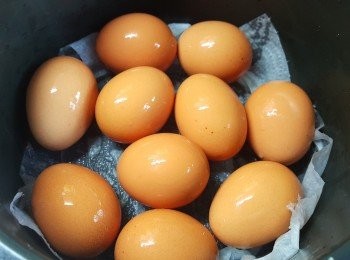 step2: 將蛋放入有飯煲中，按煲飯按鈕，當按鈕彈起時，即代表蛋已熟。
