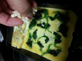 step11: 重複落蛋漿.菠菜及芝士動作至三層(此份量可做二條蛋卷)
