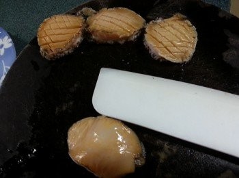 step4: 將鮑魚平面部位用刀切出菠蘿紋(不要切太深,否則易斷)