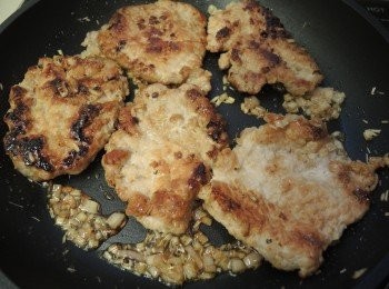 step4: 豬排回鑊，最後加入炸香過的乾蔥粒便成。