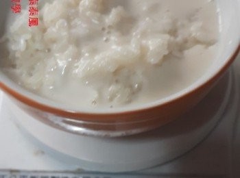 step4: 糯米蒸熟再與椰漿一起小火煮一下即熄火蓋鍋讓糯米吸飽椰漿