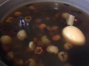 step4: 最後加入烚熟去咗殼既雞蛋, 以片糖調味, 熄火後浸約10分鐘便可享用。