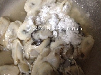 step2: 牡蠣用鹽（分量外）丨茶匙太白粉抓洗瀝乾備用