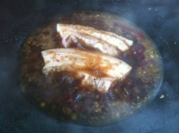 step3: 把鍋蓋蓋起來大火煮滾5分鐘，然後把爐火調低，以慢火燜煮至半收。