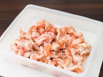 step1: 把醃料加入豬腩片中拌勻備用。