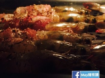 step3: 焗爐開上火200度，放入蝦卷烤6分鐘，然後翻另一面再烤6分鐘至煙肉呈金黃色，排好上碟。