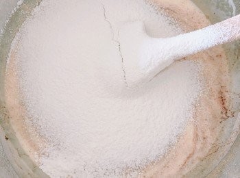 step5: 把麵粉分開數次過篩，以防起粒，拌勻後備用。