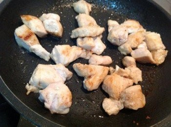 step1: <a href="https://bit.ly/3EZL8dD" target="_blank" data-keyword="雞胸" class="guide-link"><strong>雞胸</strong></a> <span style="display:inline-block;vertical-align:middle;margin-top:-3px;color:initial;border-radius:3px;padding:2px 3px;font-size:12px;line-height:14px;background:#87d300;color:#fff;">即買</span> 肉切丁泡米酒，煎熟