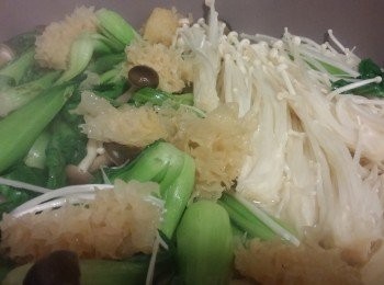 step1: 雪耳濕浸剪去尾部較硬位置,菇類剪尾部洗淨備用。先將雪耳煮五分鐘後再加入菇類汆一汆水就可以備用。