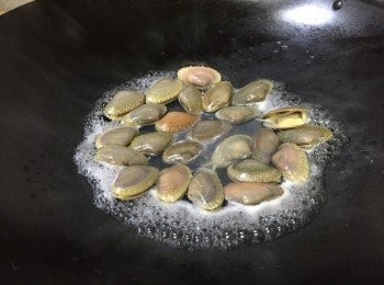 step2: 燒熱一鍋子水, 水滾後加入花甲快炒至均等受熱關蓋煮2-3分鐘