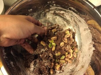 step7: 加入開心果後用手搓成麵團