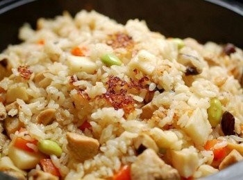 step9: 用爐火燉煮可以煮出焦香的鍋巴,米飯吸收了竹筍的鮮甜和雞肉鮮嫩的口感,讓人吃的好滿足。