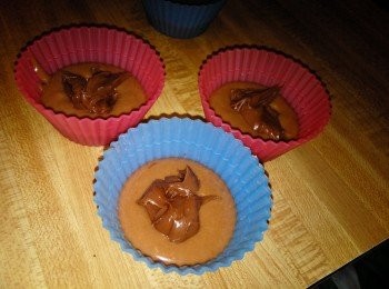 step4: 倒入模型杯，2分满再加入适量nutella醬（不要放太多哦），再將剩下的面糊填至七分满，蒸10~15分钟。