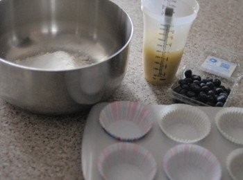 step1: 先打發兩隻蛋，與牛奶，雲尼拿香油及菜油油拌勻，所有混合液拌勻後要是250毫升，如不夠，可多加點牛奶