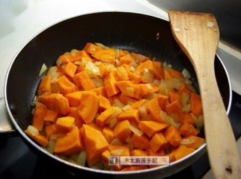 step8: 下南瓜續炒1分鐘。