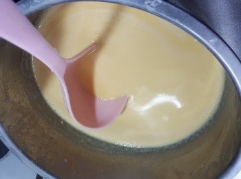 step8: 要開始煎皮時攪拌一吓粉漿