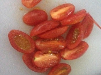 step3: 車厘茄洗淨後切開兩邊