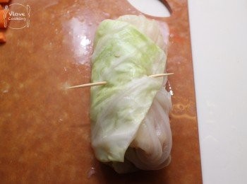 step6: 包好後插入牙簽封口